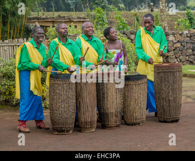 MUSANZE, Ruanda - 5. November 2013: Tribal-TänzerInnen des Stammes Batwa führen traditionellen Intore Tanz Stockfoto