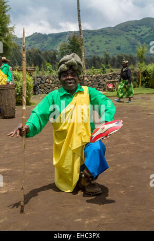 MUSANZE, Ruanda - 5. November 2013: Tribal-TänzerInnen des Stammes Batwa führen traditionellen Intore Tanz Stockfoto