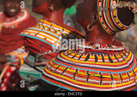 Samburu Mädchen mit riesigen bunten Halsketten und Kopfschmuck tanzen bei einer Hochzeitszeremonie, Bogenschütze's Post, Kenia Stockfoto