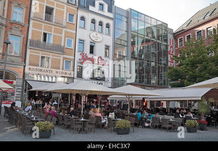 Gesamtansicht von Cafés und Bars (inc Konig City) vor 7, Aachen, Deutschland. Stockfoto