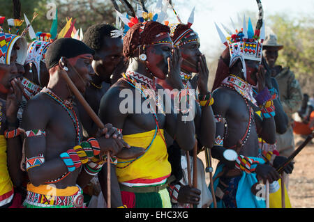 Samburu Morani (Krieger) singen bei einer Hochzeitszeremonie, Arches Post-Bereich, Kenia Stockfoto