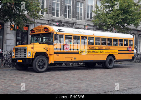 Einen amerikanischen Schulbus (Florida District Schools) umgewandelt in einen touristischen Touristenbus in Maastricht, Limburg, Niederlande. Stockfoto