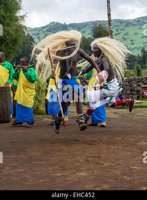 MUSANZE, Ruanda - 5. November 2013: Tribal-TänzerInnen des Stammes Batwa führen traditionellen Intore Tanz Stockfoto