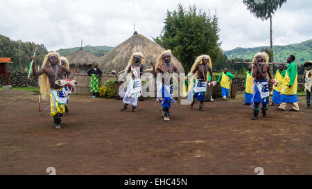 MUSANZE, Ruanda - 5. November 2013: Tribal-TänzerInnen des Stammes Batwa führen traditionellen Intore Tanz Stockfoto