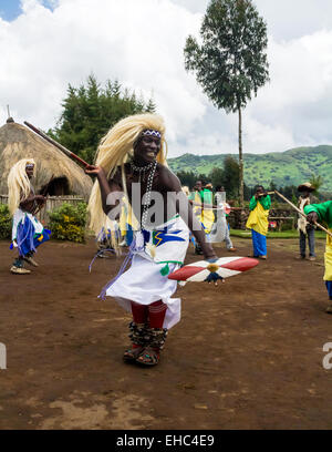 MUSANZE, Ruanda - 5. November 2013: Tribal-TänzerInnen des Stammes Batwa führen traditionellen Intore Tanz Stockfoto