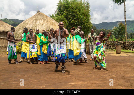 MUSANZE, Ruanda - 5. November 2013: Tribal-TänzerInnen des Stammes Batwa führen traditionellen Intore Tanz Stockfoto