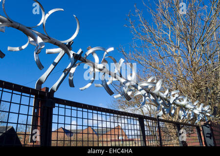 Anti Klettern Barriere auf Fabrik Gates, UK Stockfoto