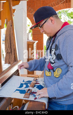 Teotitlán del Valle, Oaxaca, Mexiko - zeigt ein Mann Teppich Weben in "The Bug in den Teppich" Werkstatt. Stockfoto