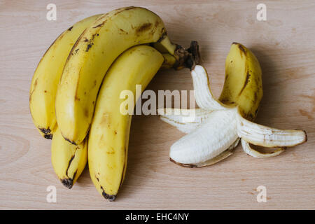 reife Bananen auf hölzernen Hintergrund Stockfoto