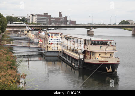 Touristischen Kreuzfahrt Boote vertäut am Fluss Maas, Maastricht, Limburg, Niederlande. Stockfoto