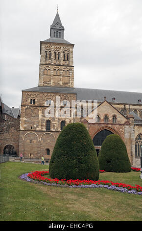 Die Sicht nach hinten von der Basilika von Saint Servatius FromHenric van Veldekeplein, Maastricht, Limburg, Niederlande. Stockfoto