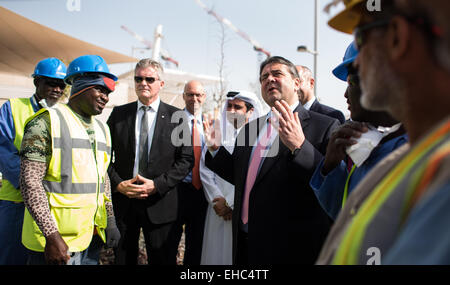 Doha, Katar. 10. März 2015. Der deutsche Wirtschaftsminister Sigmar Gabriel (SPD, 3. R) im Gespräch mit Bauherren Form Ghana während einer Führung durch das städtische Bauprojekt Lusail City in Doha, Katar, 10. März 2015. Foto: Bernd von Jutrczenka/Dpa/Alamy Live News Stockfoto