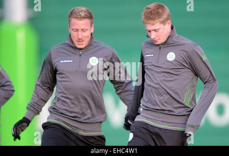 Wolfsburg, Deutschland. 11. März 2015. Patrick Ochs (l) und Kevin De Bruyne Wolfsburgs ist die Ausbildung in der Volkswagen Arena in Wolfsburg, Deutschland, 11. März 2015. VfL Wolfsburg trifft Internationale Mailand am 12. März. Foto: PETER STEFFEN/Dpa/Alamy Live News Stockfoto