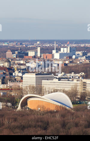 Luftaufnahme von Hugh Stubbins Kongresshalle, heute Haus der Kulturen der Welt (HKW) in Berlin, Deutschland. Stockfoto