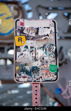 Wegweiser in Aufkleber auf der Williamsburg Bridge in New York, NY, USA abgedeckt. Stockfoto