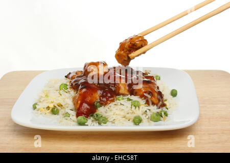 Chinesisches Essen Huhn in schwarzen Bohnen-Sauce auf einem Teller mit ein Stück Huhn statt in ein paar Essstäbchen Stockfoto