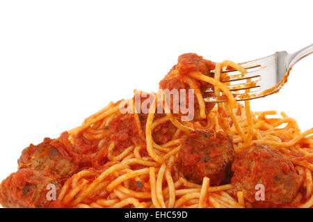 Nahaufnahme einer Gabel mit Spaghetti und Fleischbällchen in Tomatensauce Stockfoto