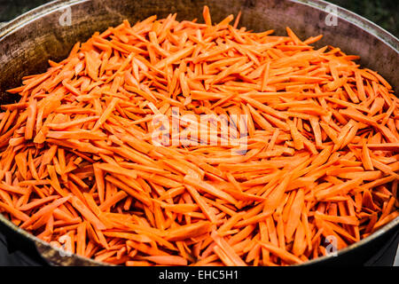 Vorbereitung der Hammel-Pilaw - usbekische nationale Mahlzeit von Hammel, Reis, Karotten, Knoblauch und Gewürzen Stockfoto