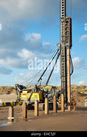 Ramme bei der Arbeit, Holz Buhnen in Camber Sands fahren. Stockfoto