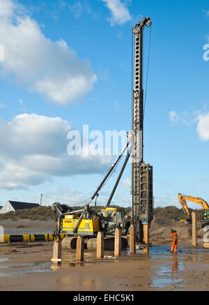 Ramme bei der Arbeit, Holz Buhnen in Camber Sands fahren. Stockfoto