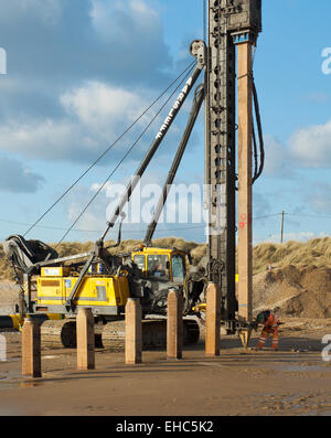 Ramme bei der Arbeit, Holz Buhnen in Camber Sands fahren. Stockfoto