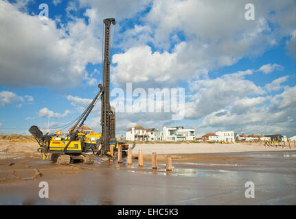 Ramme bei der Arbeit, Holz Buhnen in Camber Sands fahren. Stockfoto