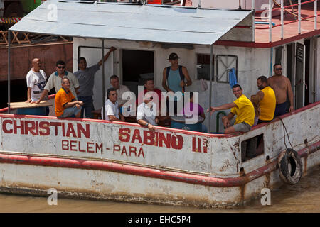 Heck des ein großes Fischerboot aus Belem auf dem Amazonas in Brasilien mit zwölf Männer entspannen im Schatten unter einer Markise Stockfoto