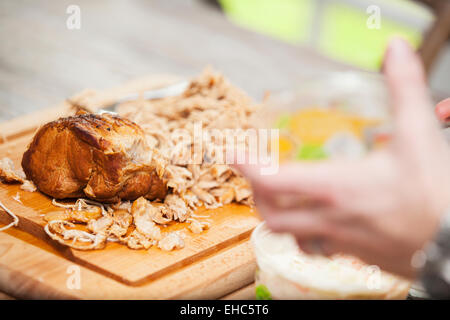 Gezogen Schweinefleisch auf ein Schneidebrett bereit für Essen Stockfoto