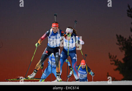 Kontiolahti, Finnland. 11. März 2015. Biathletin Laura Dahlmeier Deutschlands in Aktion während der Damen 15km Druckverteilung Wettbewerb bei den Biathlon-Weltmeisterschaften in Kontiolahti, Finnland, 11. März 2015. Foto: Ralf Hirschberger/Dpa/Alamy Live News Stockfoto