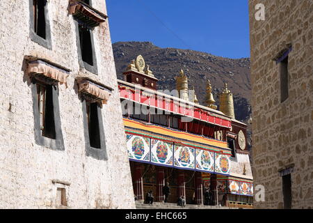 DREPUNG, TIBET, CHINA - 19. Oktober: Einheimische warten auf die monast.lamas zu beenden, beten in der Coqen-Halle und herauskommen. Drepung-Tibe Stockfoto