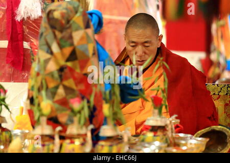 DREPUNG, TIBET, CHINA-Oktober 19: Tibetisch-buddhistischen Mönch liest heiligen Texte in der Sutra-Halle der Coqen-Halle. 19. Oktober 2012 Stockfoto