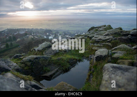 Ein Blick auf einen Sonnenuntergang über den Cheshire-Landschaft von der Spitze der Mow Cop Stockfoto