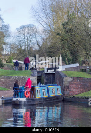 Narrowboat Navigation durch Bottom Lock, Stourton Kreuzung zwischen Notenzeilen & Einbindung und Stourbridge Kanal, Stäbe, England Stockfoto