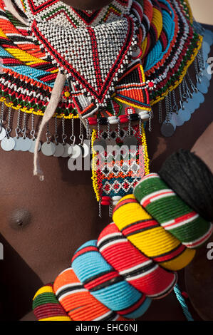 Detail von einem Samburu Moran (Krieger) Perlen Halsketten und Armbänder, South Horr, Kenia Stockfoto