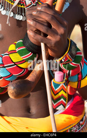 Detail einer Samburu Moran (Krieger) Perlenketten, Armbänder und rungu Waffe, South Horr, Kenia Stockfoto