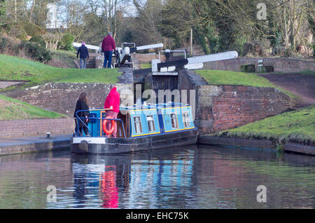 Narrowboat Navigation durch Bottom Lock, Stourton Kreuzung zwischen Notenzeilen & Einbindung und Stourbridge Kanal, Stäbe, England Stockfoto