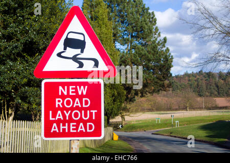 Neue Straße Layout voran und Schleudergefahr Verkehrszeichen, Großbritannien Stockfoto