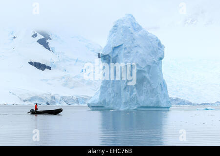 Antarktis Eisberg, Eisberg, schwebt in der Antarktis-Landschaft aus Eis mit Zodiac-Fahrer. Stockfoto