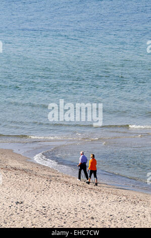 Nordic Walking-paar an der Ostsee-Deutschland Stockfoto