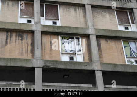 Park Hill Appartments, Sozialwohnungen und denkmalgeschütztes Gebäude in Sheffield, England, jetzt alle leer Art Wandprojekt Betonarchitektur Stockfoto