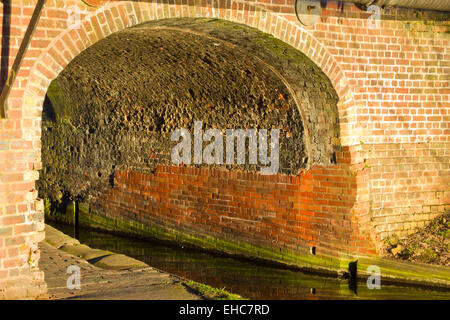 Dadford Brücke, Stourbridge Canal, Wordsley, West Midlands, England, Großbritannien im goldenen Abend Sonnenlicht Stockfoto