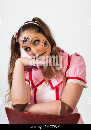 menschlichen Mädchenpuppe mit gebrochenen Gesicht und Schädel und Augen ohne Schülerinnen und Schüler Stockfoto