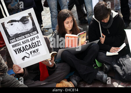 Ankara, Türkei. 11. März 2015. March.11, 2015 - Schüler liest Buch für protestierten am ersten Jahrestag des Todes von Berkin Elvan, 14 Jahre, Alter junge Berkin Elvan, der in einem Koma für 269 Tage, nachdem er im Kopf durch einen Kanister Tränengas während eine Polizeirazzia gegen Demonstranten während der Proteste Gezi-Park, geschlagen gewesen im Krankenhaus in Istanbul starb am 11. März 2014. Bildnachweis: Tumay Berkin/ZUMA Wire/ZUMAPRESS.com/Alamy Live-Nachrichten Stockfoto