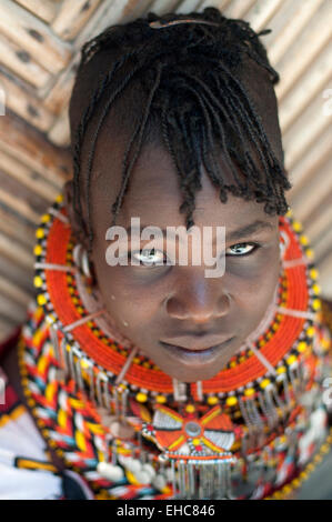 Turkana-Mädchen mit massiven bunte Perlenkette und traditionelle Frisur, Loiyangalani, Kenia Stockfoto