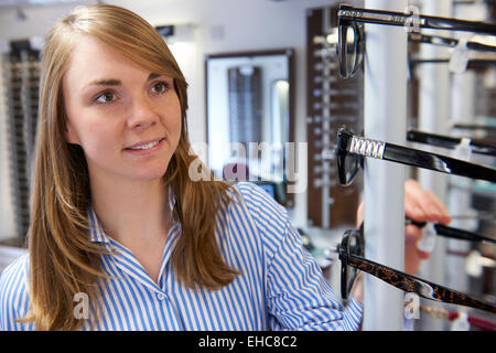 Frau Wahl Brillen In Optiker Stockfoto