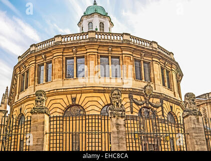 Büsten des Kaisers (oder Apostel) Köpfe außerhalb das Sheldonian Theatre in Oxford Stockfoto