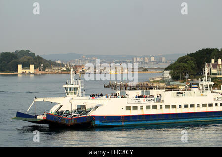 Sandbänke Fähre gehen über die Poole Hafeneinfahrt Stockfoto