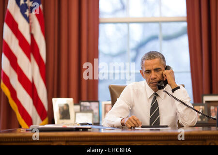 US-Präsident Barack Obama spricht am Telefon mit Generalmajor Joe Osterman, Kommandeur der Marine Special Operations Command, über die UH-60 Black Hawk-Hubschrauber, die in den Gewässern vor Florida während einer routinemäßigen Nacht Trainingsmission im Oval Office des weißen Hauses 11. März 2015 in Washington, DC stürzte. Stockfoto