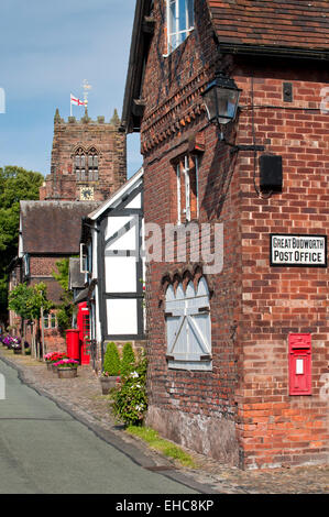 Great Budworth High Street im Sommer, große Budworth, Cheshire, England, Vereinigtes Königreich Stockfoto