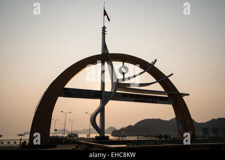 Sonnenuntergang am Pier in Cat Ba Stadt, Wasser auf Cat Ba Island, Ha Long, HalongBay, Vietnam, Stockfoto